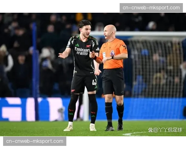 特写：争议判罚，阿森纳对阵布莱顿获点球，VAR介入确认