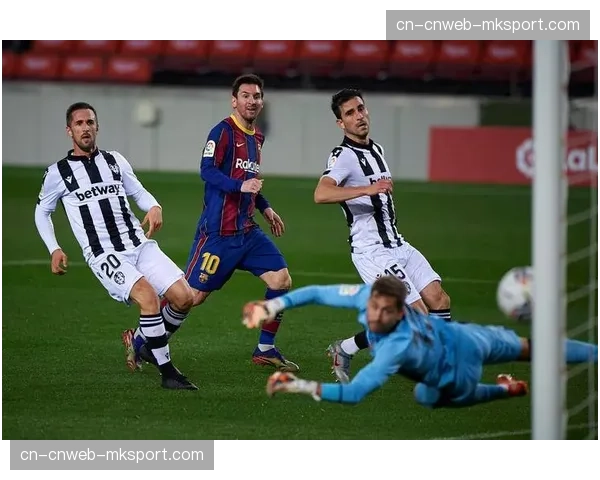 巴塞罗那B队年轻中卫法耶接受一线队征调，参与针对性防守训练